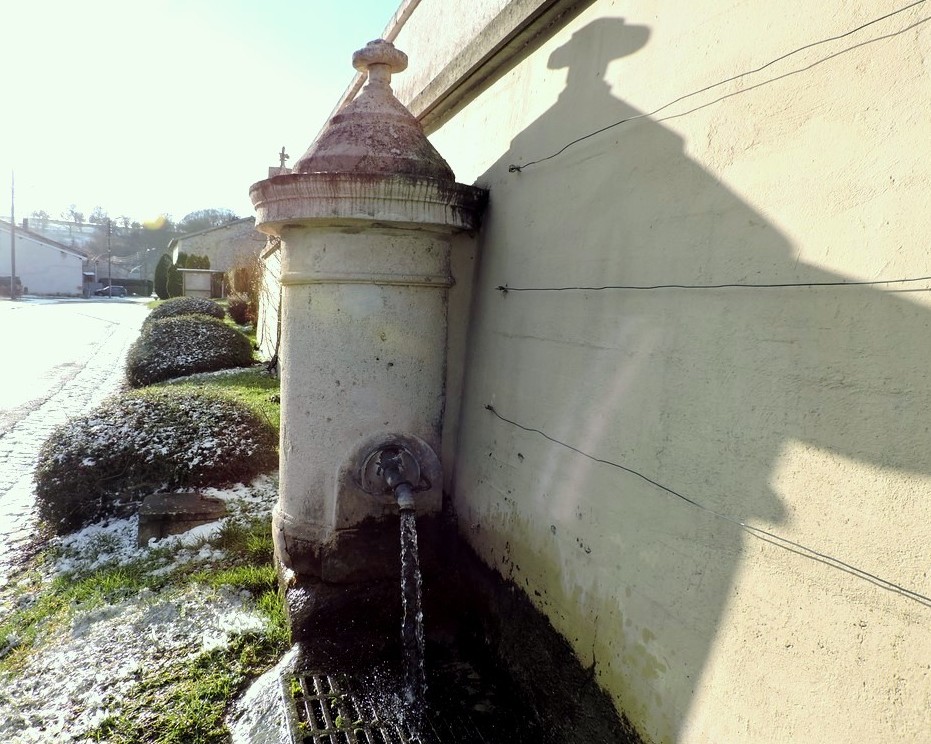 Fontaine au pied de l'église