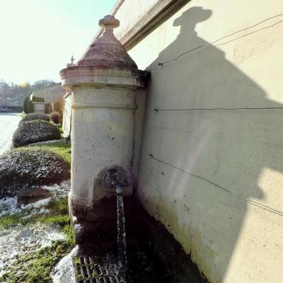 Fontaine au pied de l'église