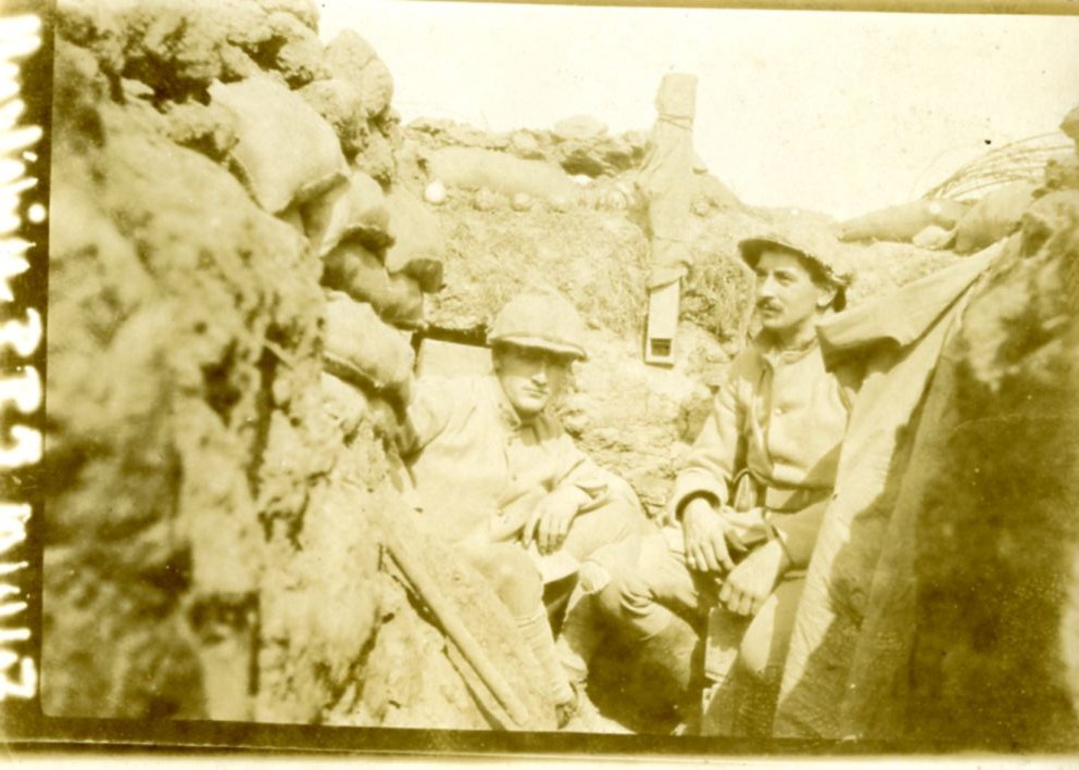 Tranchée en CHAMPAGNE,soldat à gauche.