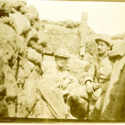 Tranchée en CHAMPAGNE,soldat à gauche.