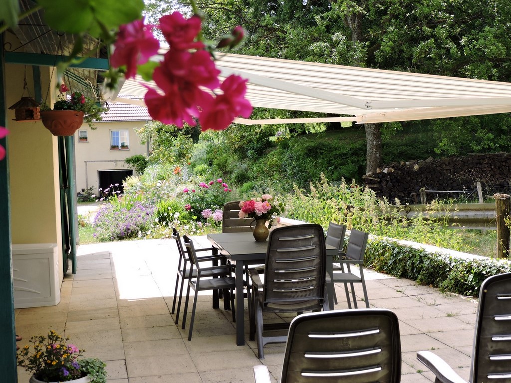 Terrase derrière le maison où nos hôtes peuvent prendre leur petit déjeuner