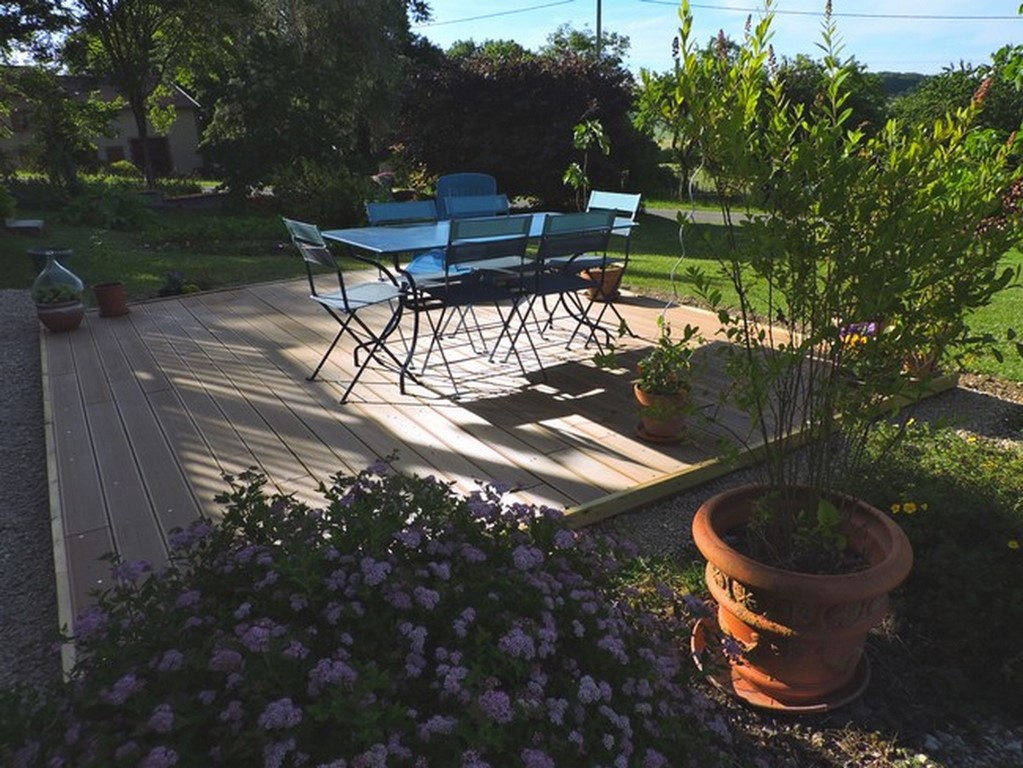 Terrasse devant la maison dont vous pouvez disposer